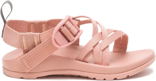 Les Chillos Des Grands Enfants Glissent En Sourdine Chacos D'argile Chauds