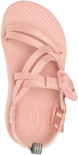 Les Chillos Des Grands Enfants Glissent En Sourdine Chacos D'argile Chauds
