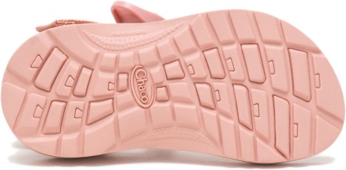 Les Chillos Des Grands Enfants Glissent En Sourdine Chacos D'argile Chauds