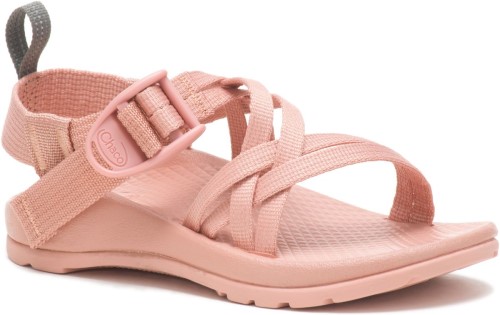 Les Chillos Des Grands Enfants Glissent En Sourdine Chacos D'argile Chauds