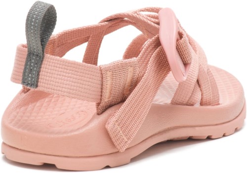 Les Chillos Des Grands Enfants Glissent En Sourdine Chacos D'argile Chauds